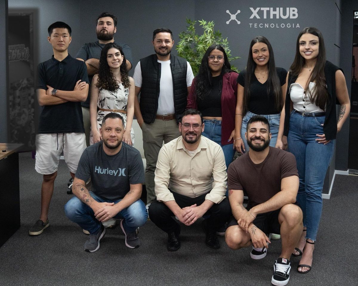 Equipe da XTHUB reunida no escritório